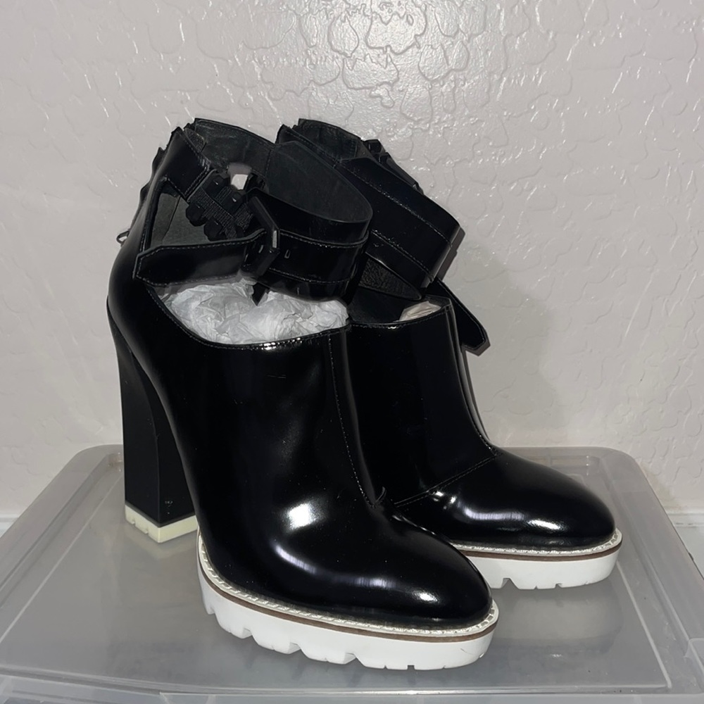 Kenneth Cole “The Otto Le “ Limited edition platform. Size 9